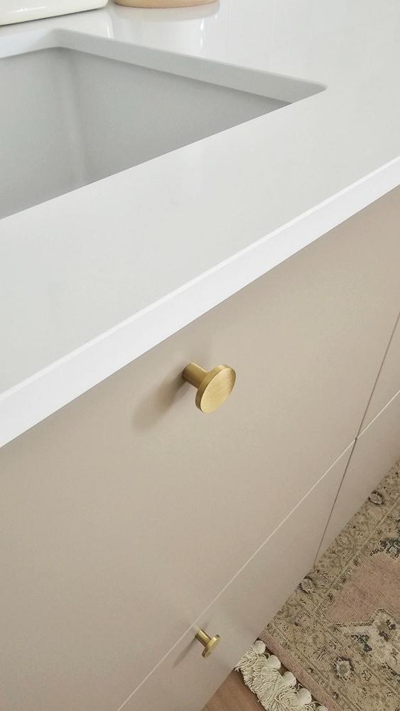 Projekt kuchni kaszmirowej z białym blatem