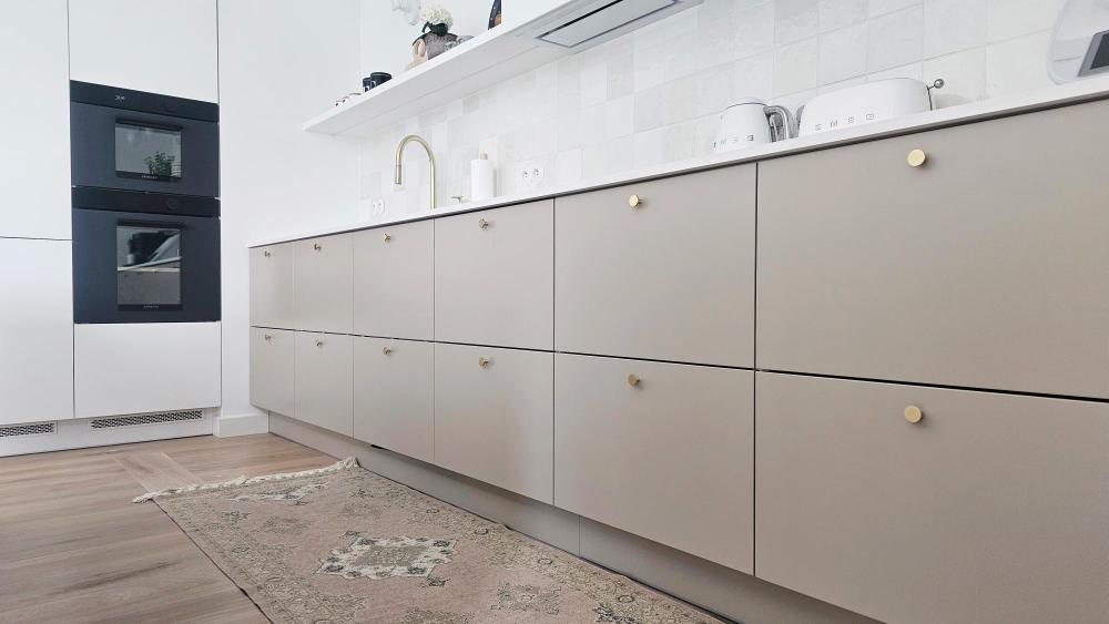 Projekt kuchni kaszmirowej z białym blatem, dużo szuflad