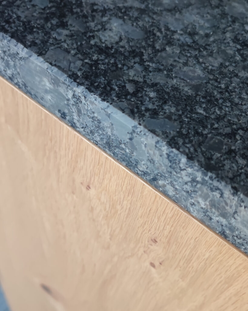 Projekt kuchni fornirowanej z granitowym blatem blat