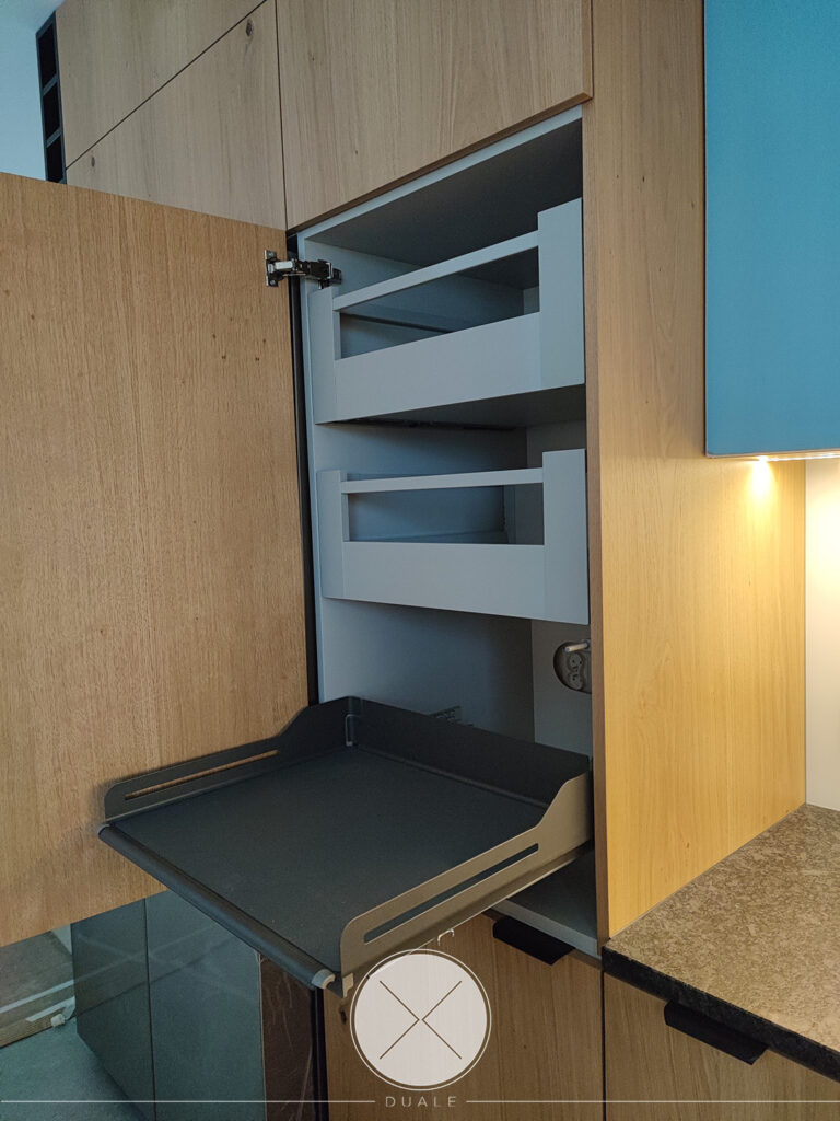 Projekt kuchni fornirowanej z granitowym blatem extendo