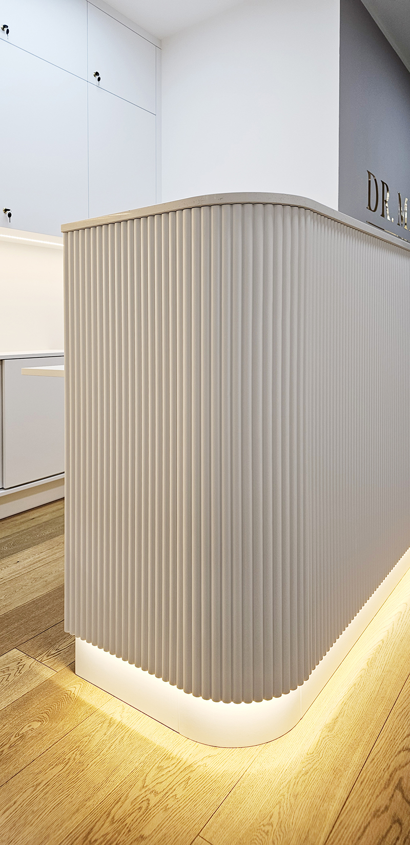 Projekt kuchni szarej z drewnem