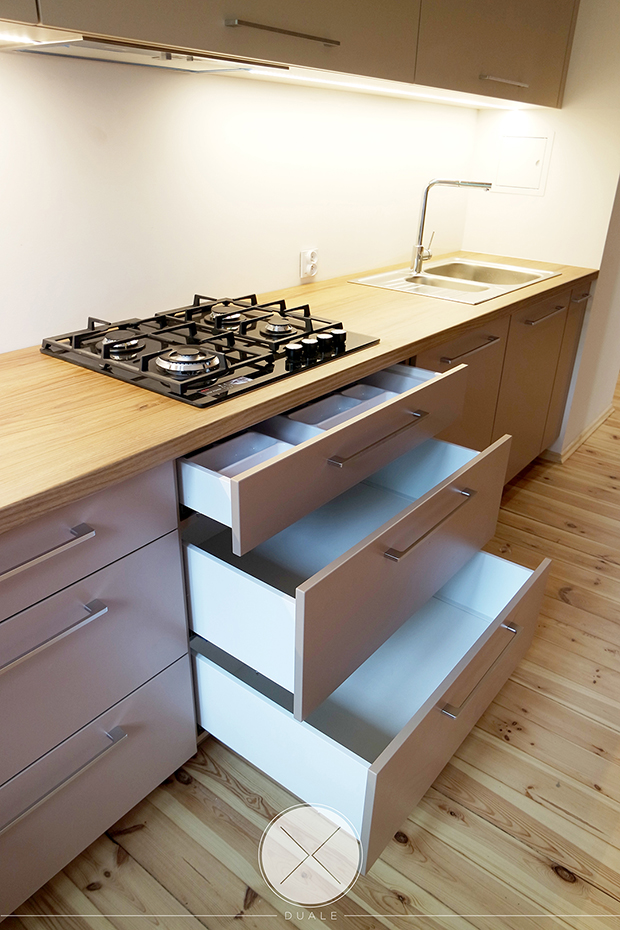 Kuchnia z szufladami i długimi uchwytami 
