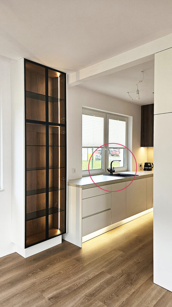 Kuchnia ze zlewem pod oknem
