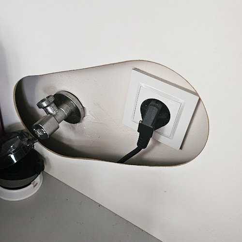 Wycięcie na gniazdo w szafce w kuchni