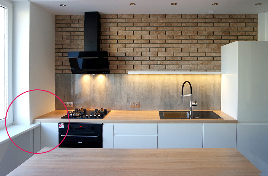 Kuchnia z kolizją z parapetem.
