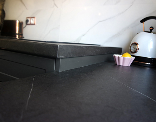 Kuchnia o dwóch różnych wysokościach blatu.
